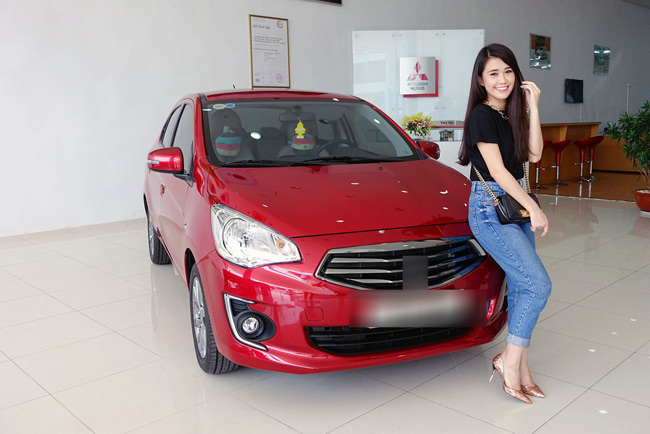 Không đu bám đại gia, 4 hot girl vẫn tậu xe hơi tiền tỷ